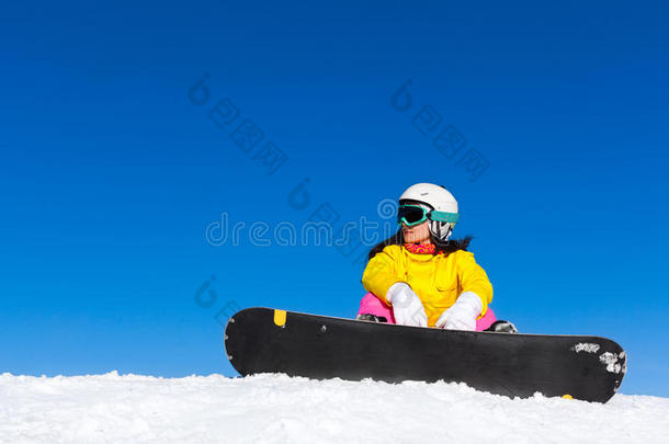 滑雪板运动员坐雪山坡复制空间