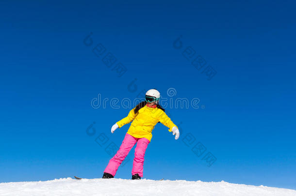 <strong>滑雪板</strong>女孩在<strong>滑雪板</strong>上做特技表演