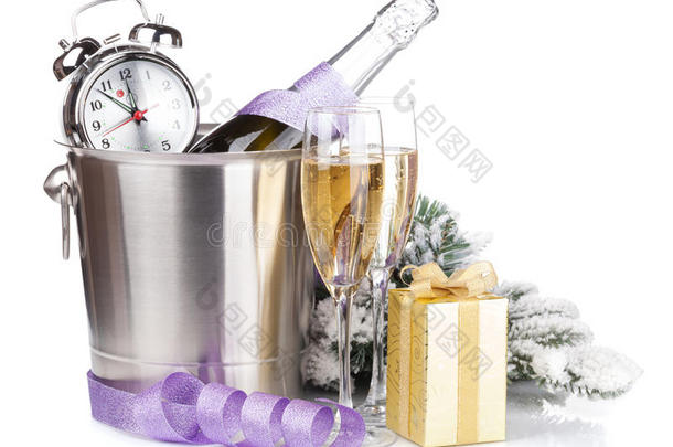 带闹钟的圣诞香槟酒桶和礼品盒