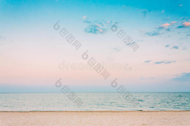 柔软的海浪冲刷着白色的沙滩，沙滩的背景