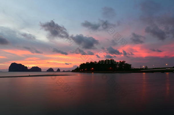 太阳落在安达曼海的丘<strong>陵</strong>岛屿后面