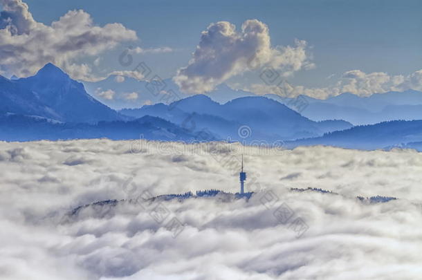 吉布洛山和阿尔卑斯山脉云端，