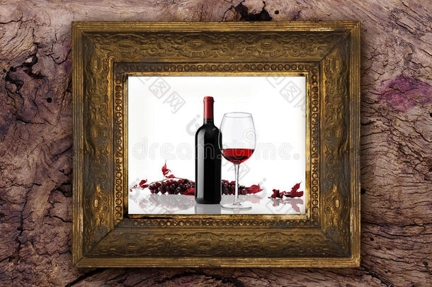 酒瓶上有玻璃和一串红葡萄，在木制背景上<strong>手工雕刻</strong>而成