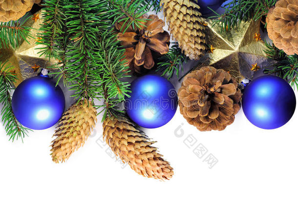 圣诞云杉树枝，圆锥体，星星和小装饰品