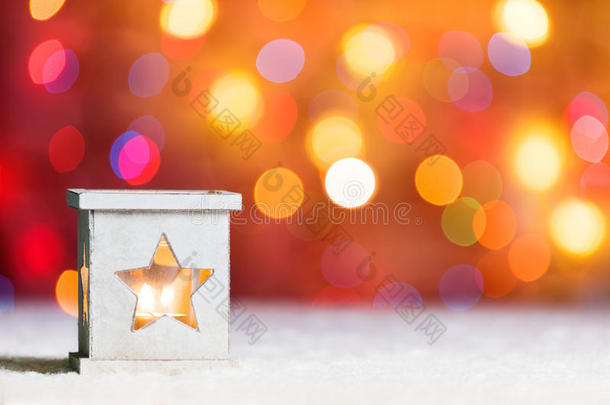 燃烧着的蜡烛，在雪地里，伴随着飘散的仙女灯，背景是波克，背景是节日的<strong>圣诞节</strong>