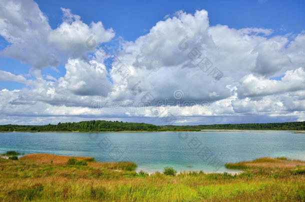 圣彼得附近有透明粘土底部的湖泊景观