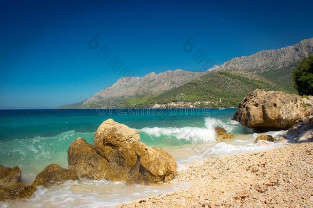 美丽的蓝色达尔马提亚海岸和海浪