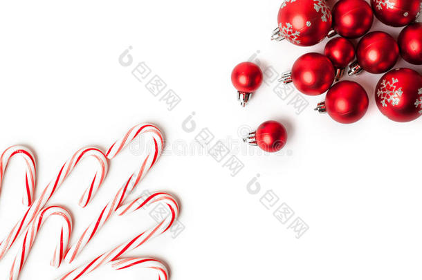 圣诞装饰。红球和铃铛