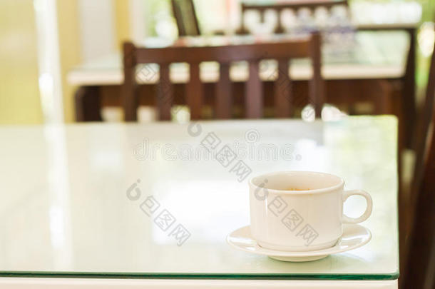 咖啡杯在桌子上。
