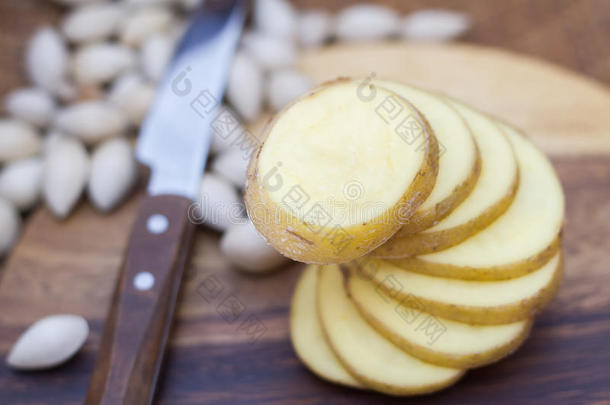 生土豆片。