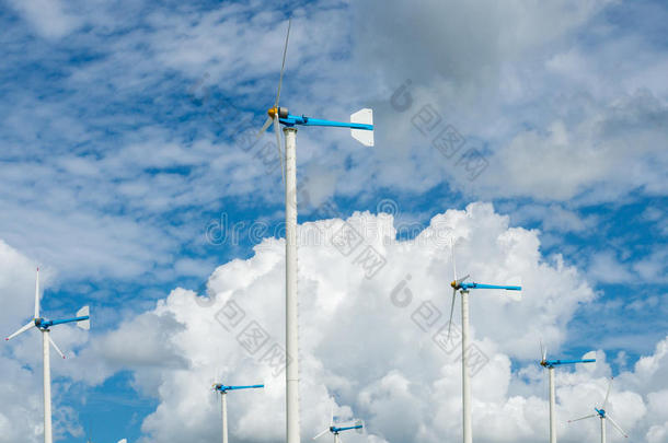 云蓝色替代清洁能源风车农场