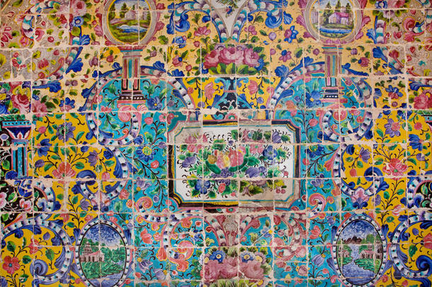 美丽的波斯戈勒斯坦宫殿摇摇欲坠的瓷砖上的花卉图案