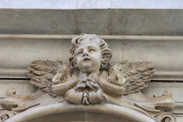 比萨墙上的小天使古雕塑