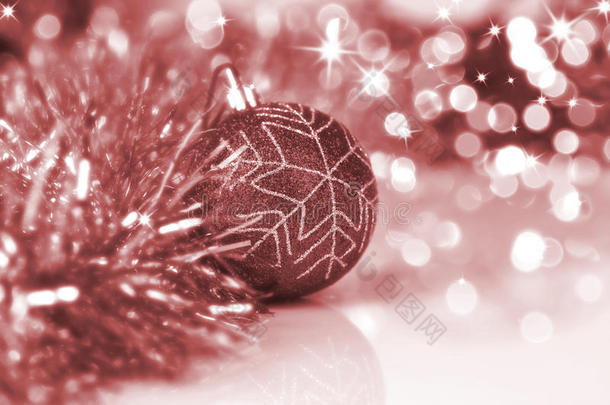 新年彩灯背景上的彩色圣诞球