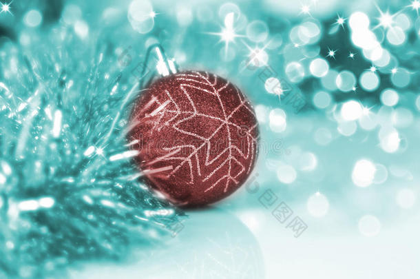 新年彩灯背景上的彩色圣诞球