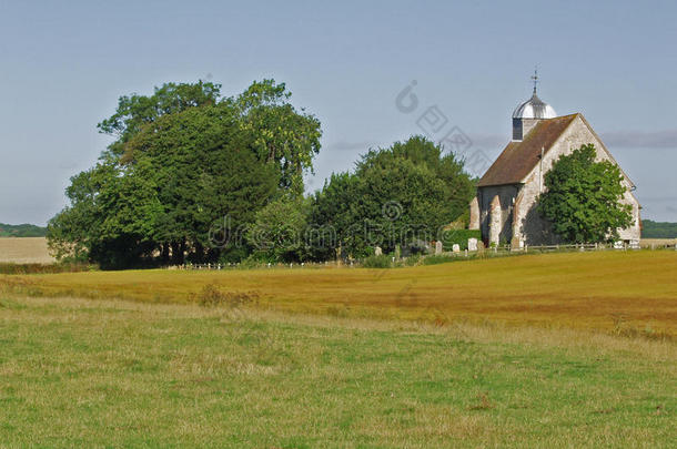 乡村风景中的乡村教堂