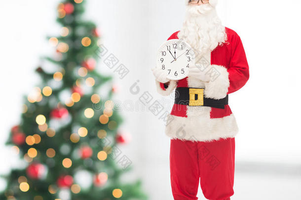 一个穿着圣诞老人和时钟的人