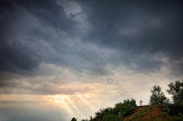 在一个风景，风暴云和<strong>太阳光束</strong>夫妇