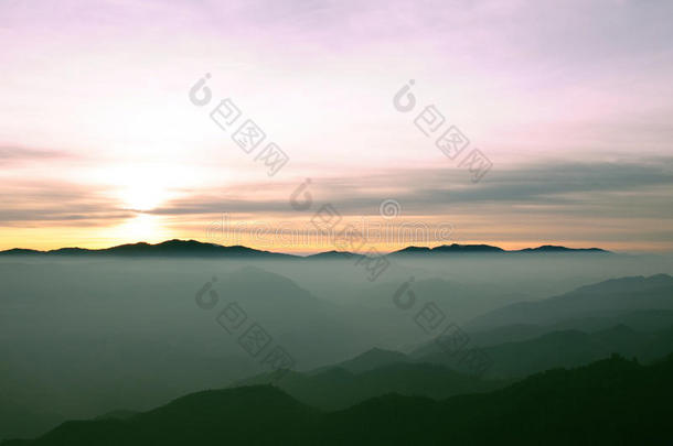 黎明时分的大雾山脉