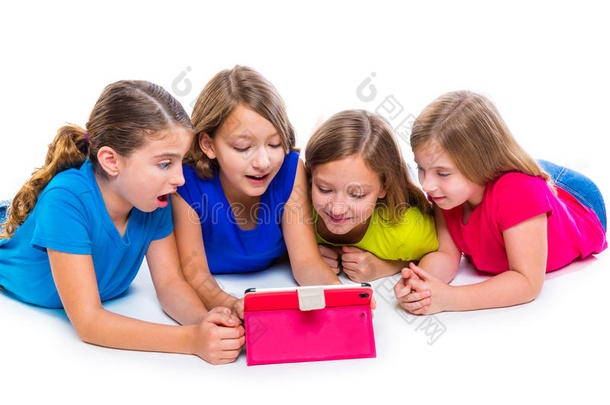 姐妹们玩着科技平板电脑玩得开心