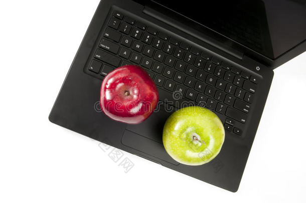 两个苹果在笔记本电脑上