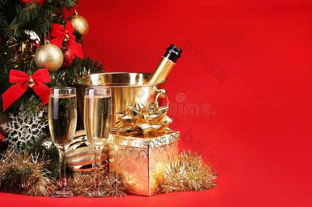 圣诞节或除夕夜。红葡萄酒和礼物