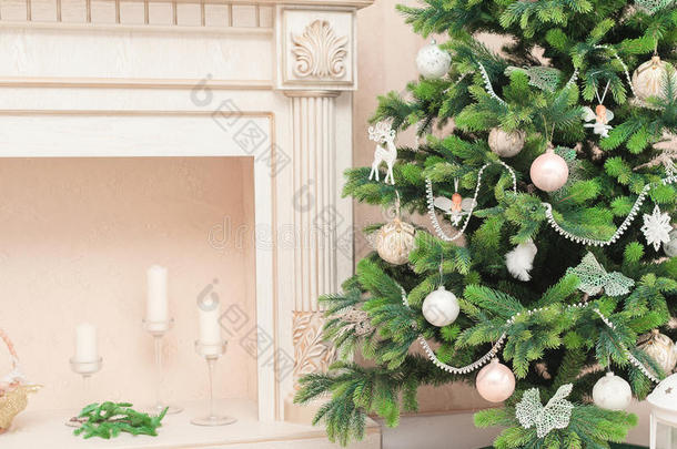 复古室内有白色装饰的圣诞树