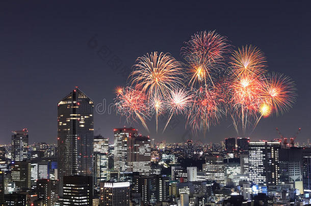 夜幕中东京市容上空燃放烟花