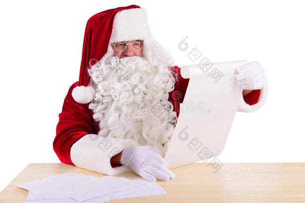 圣诞老人在读一封信