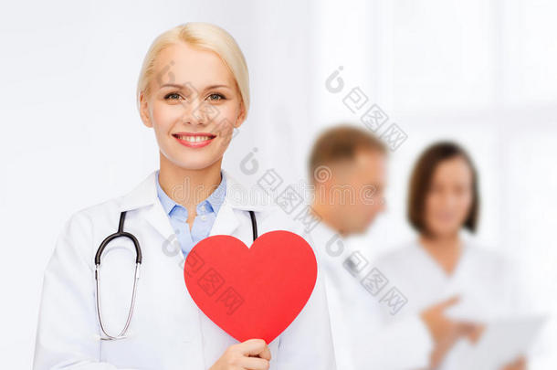 带着心脏和听诊器的微笑女医生