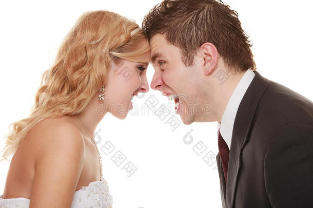 怒气冲冲的女人和男人互相<strong>吼叫</strong>。愤怒的新郎新娘。