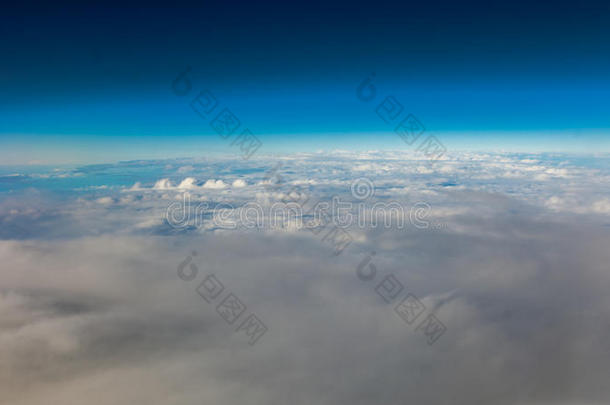 天空。飞机在云层中飞行时的窗外景色