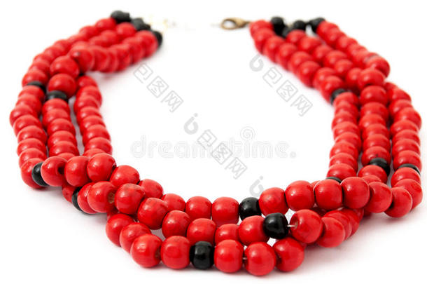 红色搭配黑色串珠项链，白色上独立