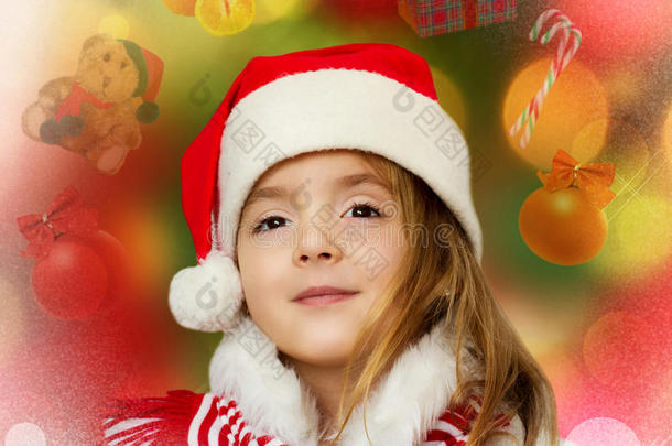 穿着圣诞老人衣服的小女孩梦想着圣诞节，新年。