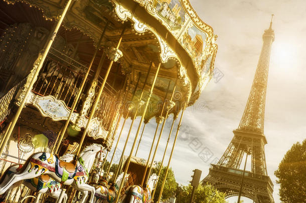 巴黎埃菲尔<strong>铁塔</strong>附近的复古旋转木马，具有太阳耀斑效果