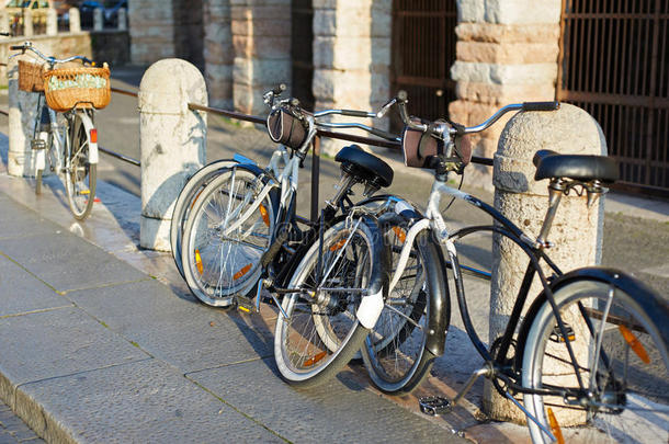 停在欧洲城市街道上的自行车