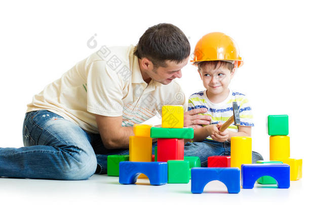 男孩和父亲扮演建筑工人