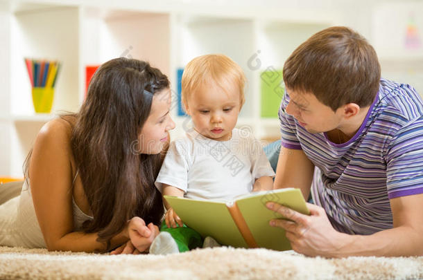 年轻父母爸爸妈妈在读儿童读物