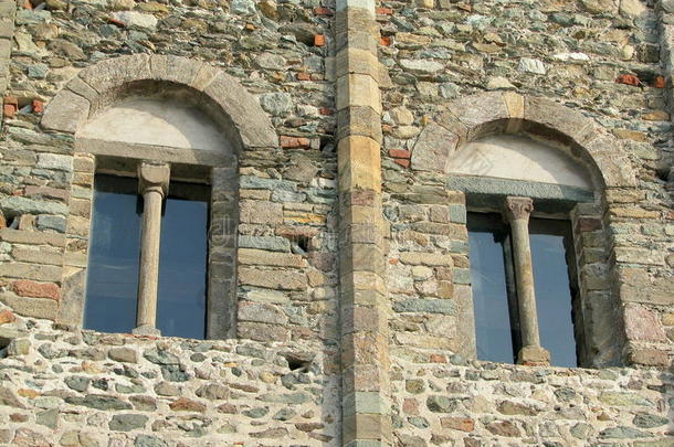圣米歇尔教堂（sacra di san michele）的窗户，意大利中世纪修道院