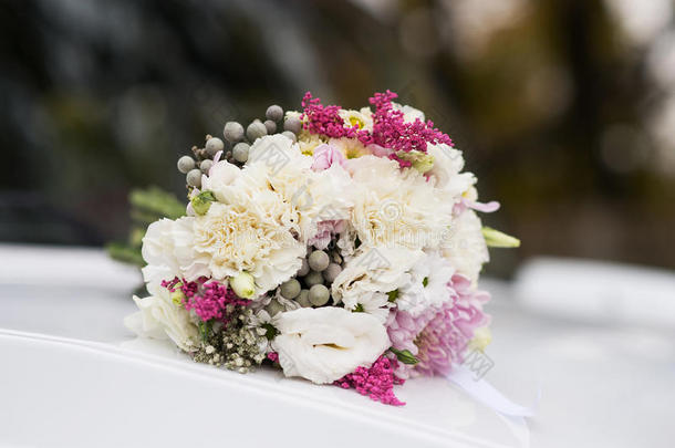 白色和粉色花朵的婚礼花束