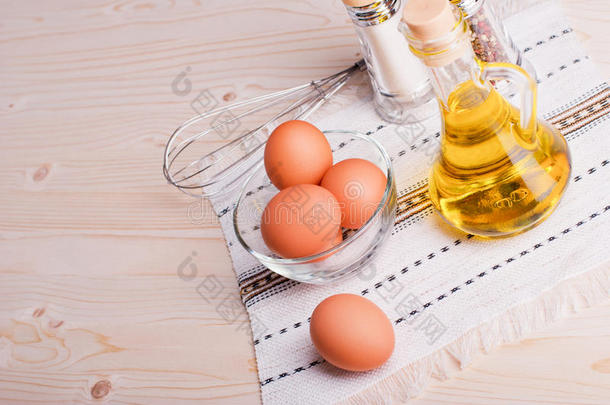 棕色鸡蛋和香料放在一个浅色木制桌面上