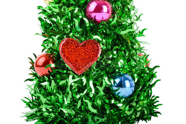 合成圣诞树，树枝上有彩色球和心形图案