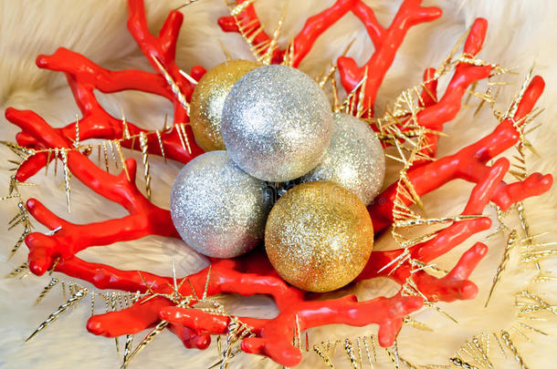 圣诞装饰：红色花瓶和<strong>金色</strong>和银色圣诞（新年）球和羊皮上的<strong>金色</strong>冰柱花环