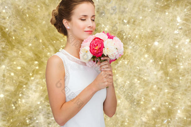 一个微笑的女人，穿着<strong>白裙</strong>子，捧着一束玫瑰花
