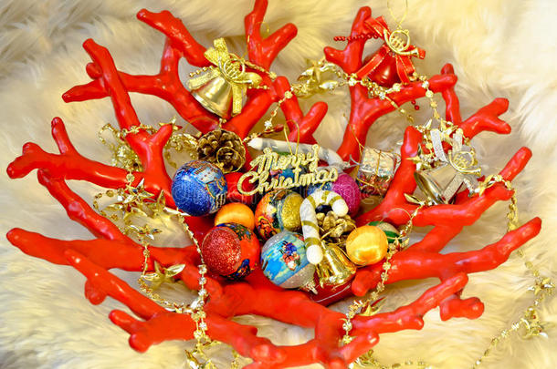 圣诞装饰：红色珊瑚形花瓶，彩色圣诞球，小<strong>铃铛</strong>，羊身上有<strong>金色</strong>星星的花环