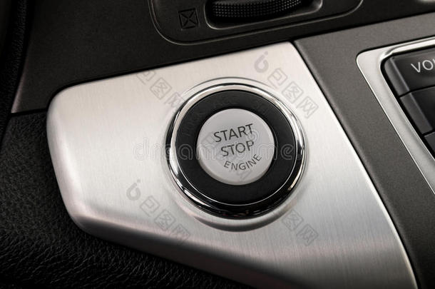 汽车发动机启动和停止按钮。