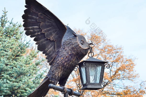 公园景观秋天。猫头鹰（bubo virginianus）青铜猫头鹰雕像。