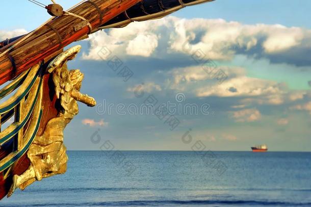 在旧船船头发现的木雕<strong>头像</strong>