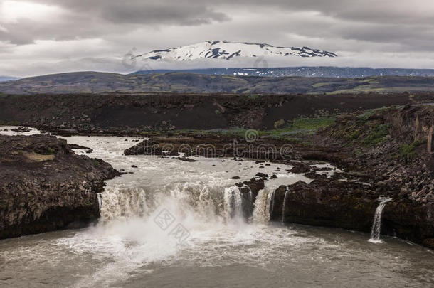 冰岛<strong>火山山脉</strong>中的瀑布