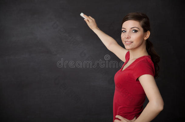 <strong>在黑板上写字</strong>的女人